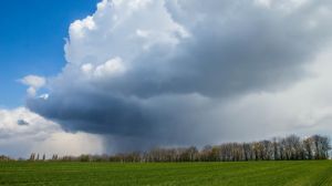 Останній день весни принесе на Західну Україну грози, шторм і град.