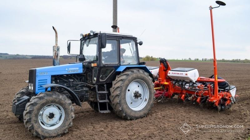 На полях, незважаючи на негоду, продовжується сівба