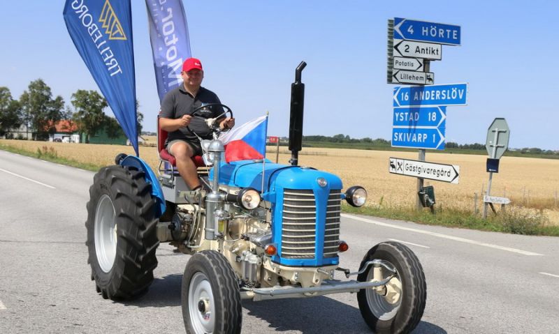 Чех проїхав 3 тис. км на 70-річному тракторі Zetor