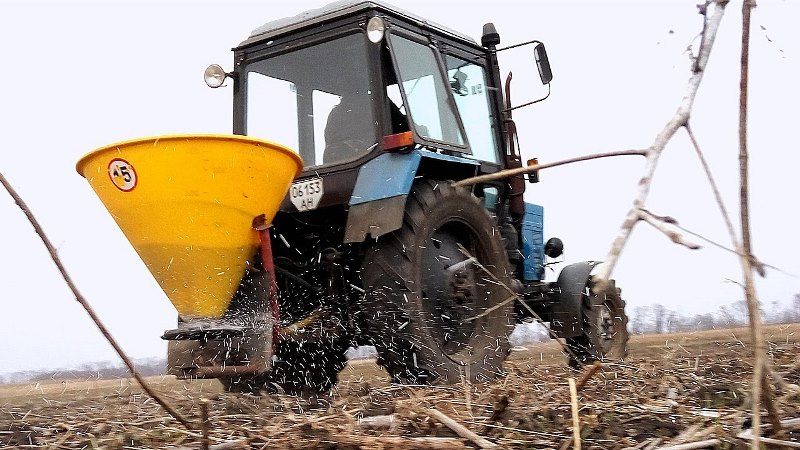 Аграрії Прикарпаття підживлюють озимі по мерзлоталому ґрунту