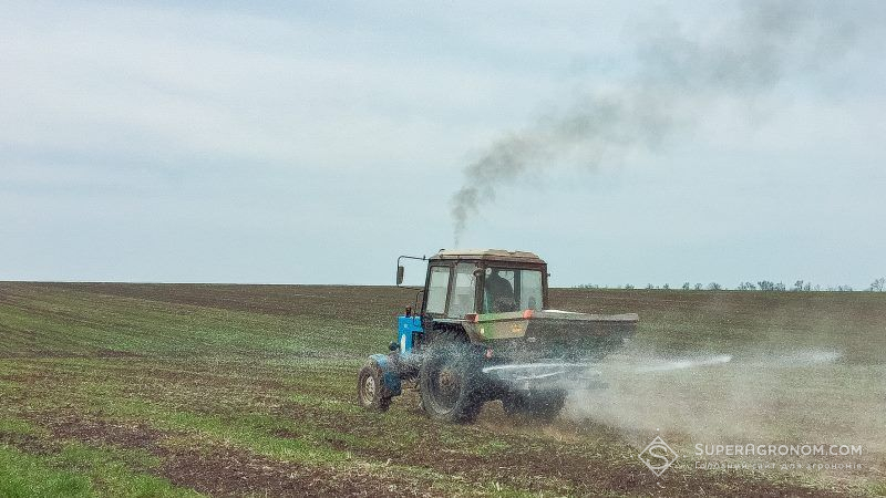 На Прикарпатті завершились роботи з підживлення озимих