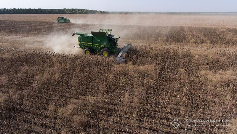 Аграрії Київщини розпочали жнивувати соняшник, продовжують збирати картоплю