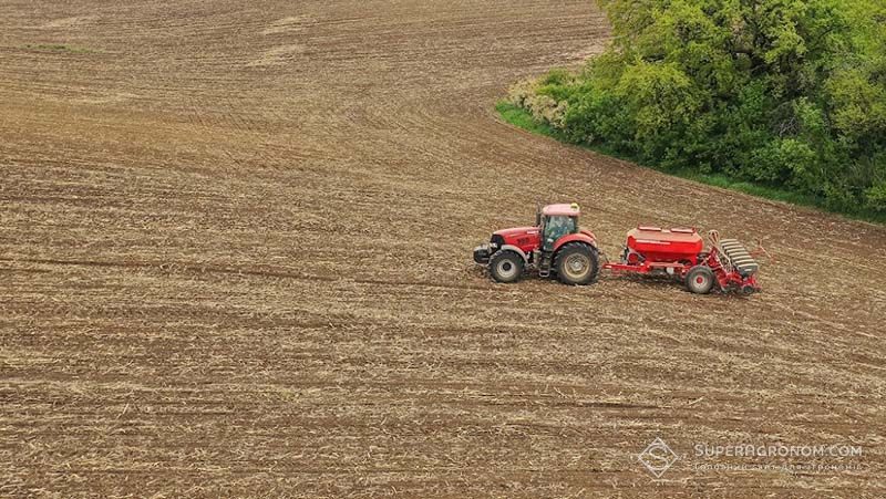 Трактор із сівалкою