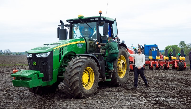 Трактор John Deere 8345R