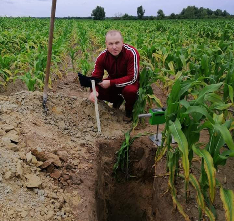 Сергій Хаблак у полі, на ґрунтовому розрізі